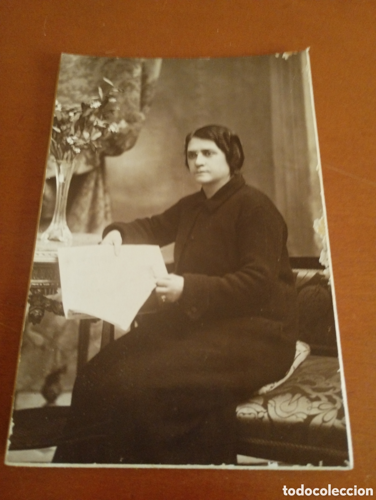 Fotografia antica: Fotograf&iacute;a de una se&ntilde;ora posando con un libro en las manos