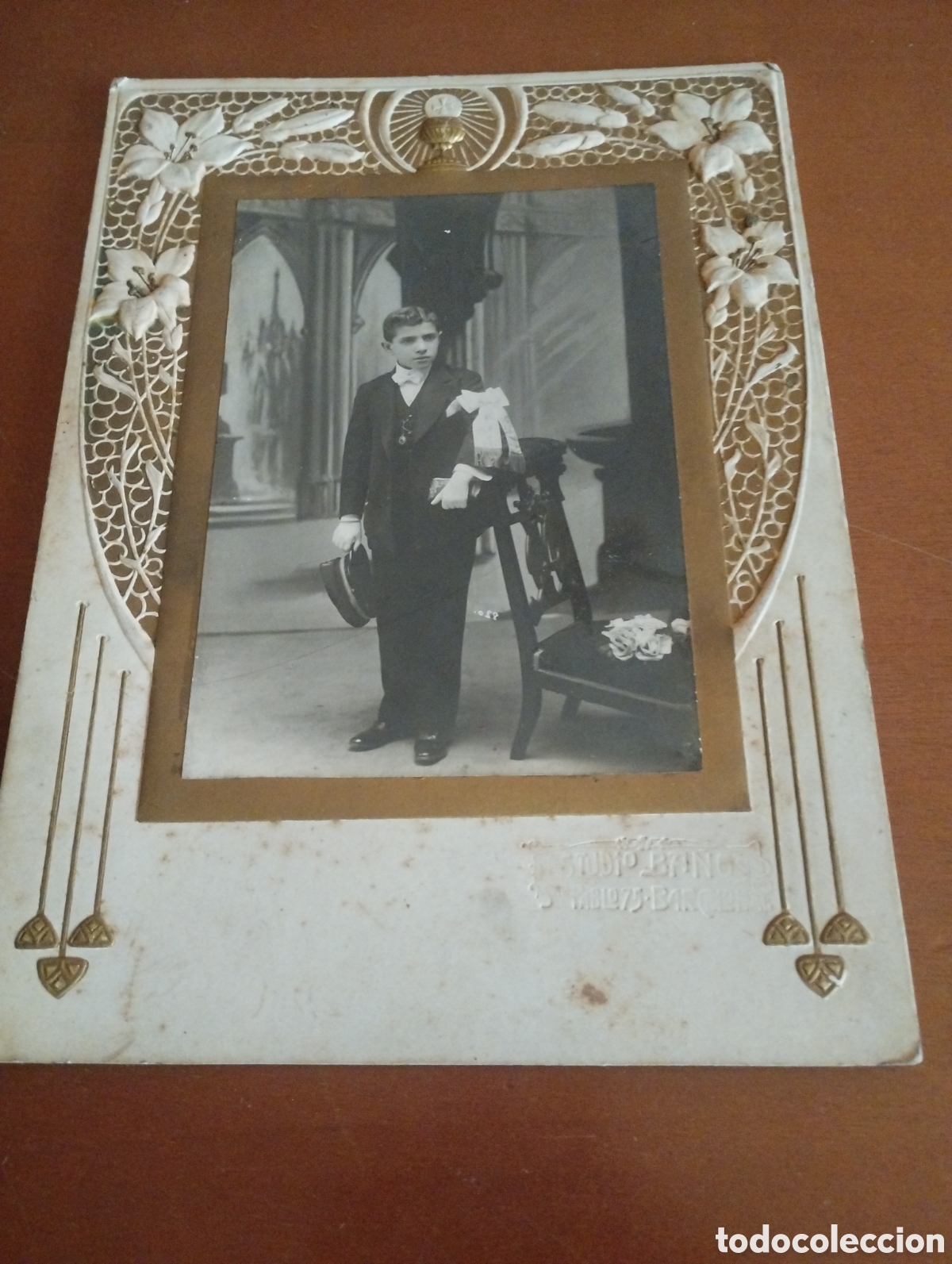 Fotografia antica: Fotograf&iacute;a de la primera comuni&oacute;n con el borde en relieve a&ntilde;os 20