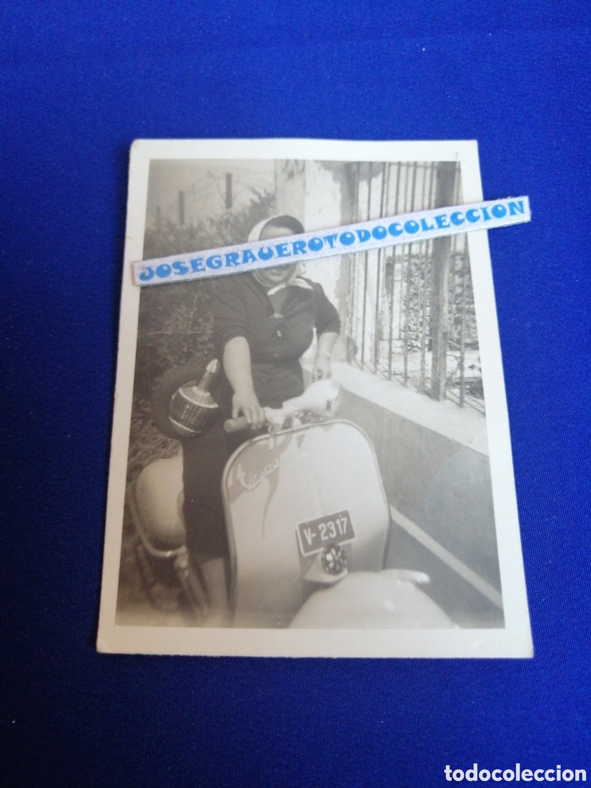 Fotograf&iacute;a antigua: MOTO VESPA CON MODELO MATR&Iacute;CULA DE VALENCIA FOTOGRAF&Iacute;A ANTIGUA