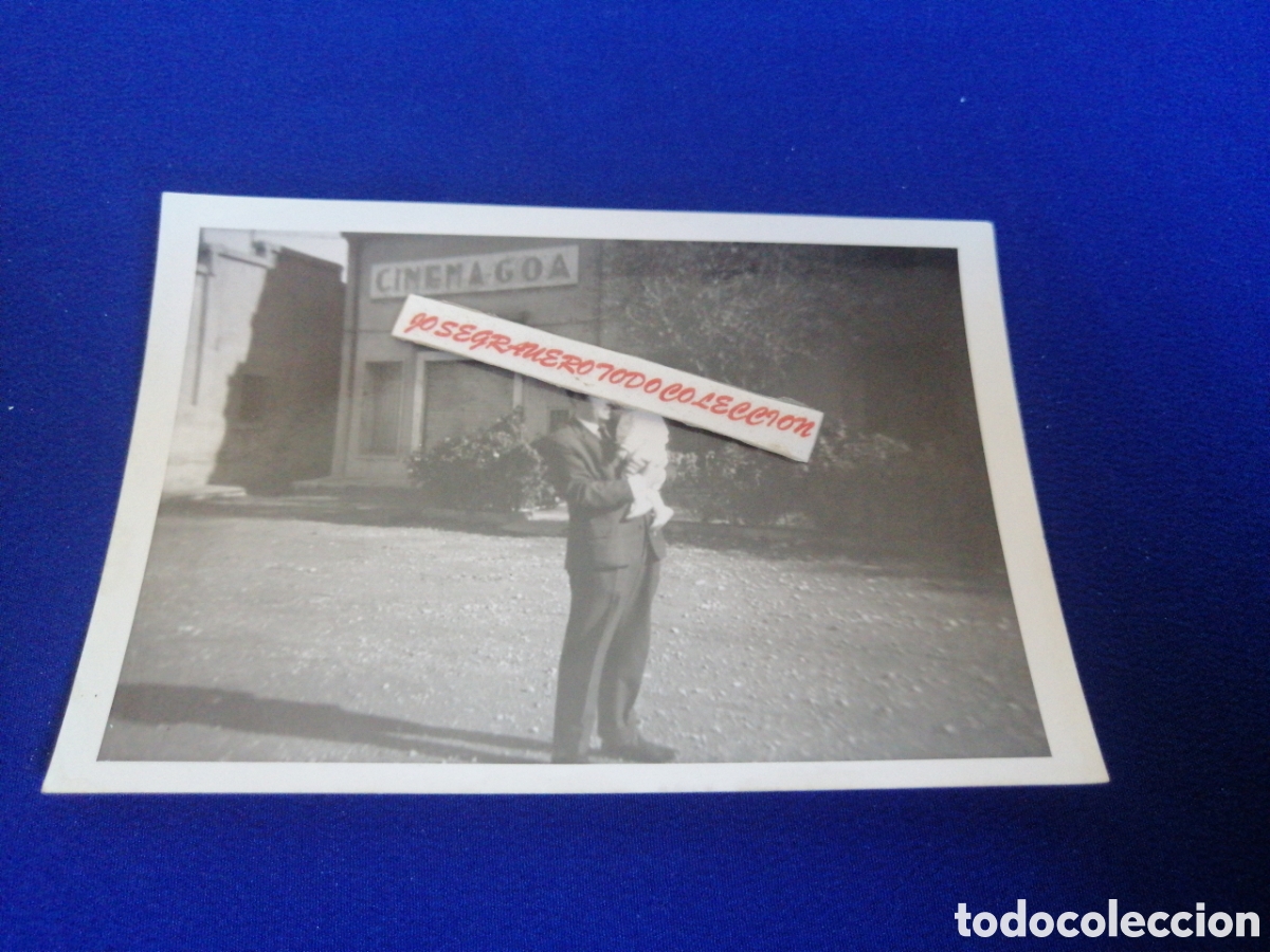 Photographie ancienne: CINEMAGOA CARTEL CON MODELOS POSANDO FOTOGRAF&Iacute;A ANTIGUA