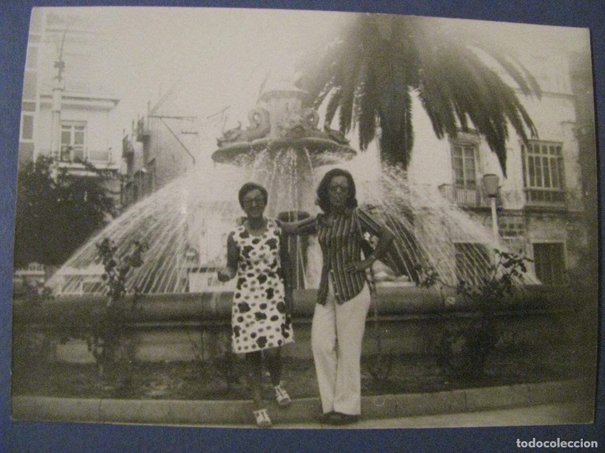 Fotografia antiga: FOTO DE LOS A&Ntilde;OS 70. 10,5X7,5 CM. CADIZ. PLAZA FUENTE DE LAS TORTUGAS.