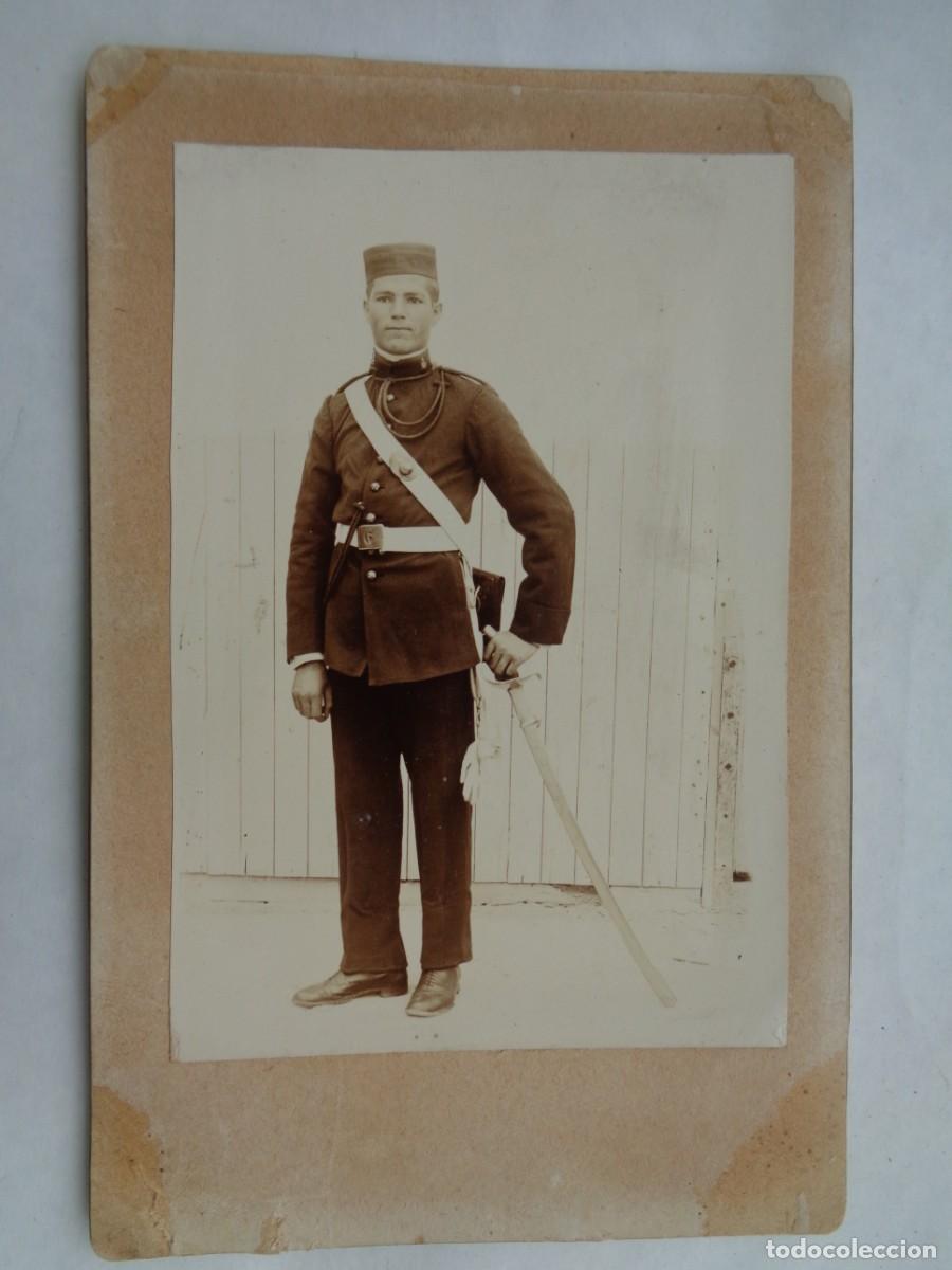 Fotograf&iacute;a antigua: FOTO DE MILITAR DEL RGTO. DE ARTILLERIA MONTADA N&ordm; 6 , CON SABLE Y FORRAJERA . PRINCIPIOS DE SIGLO