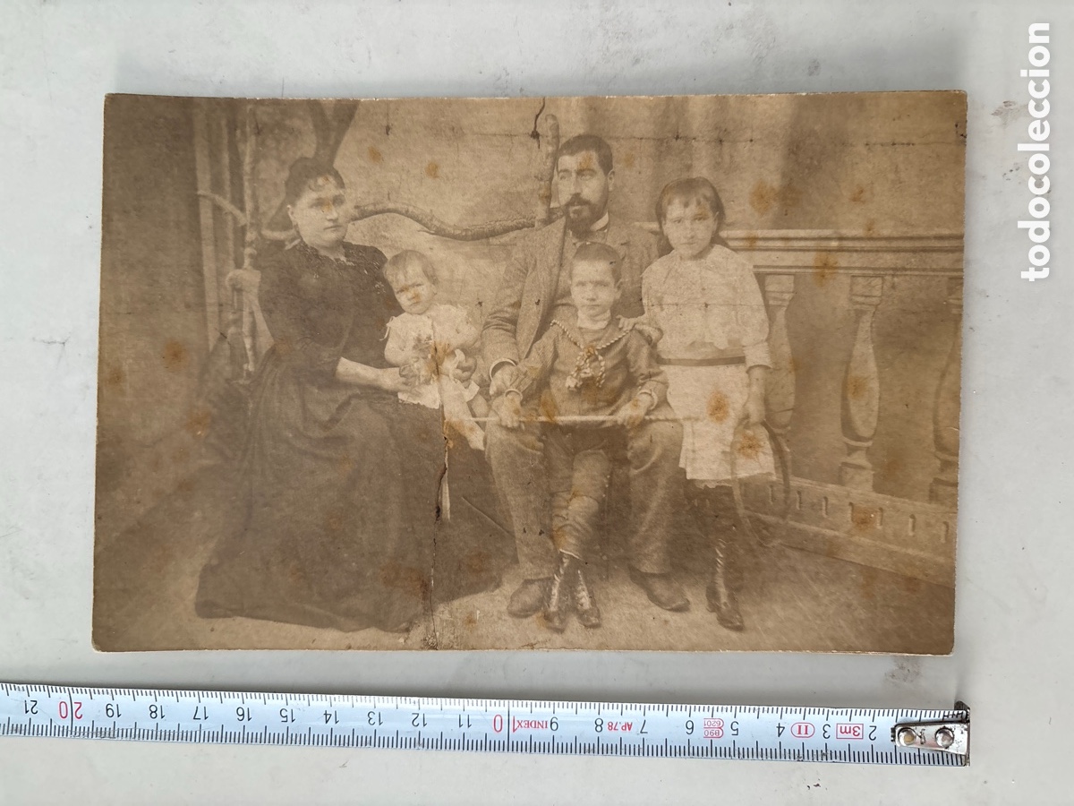Antique Photography: FOTO ALBUMINA. FAMILIA ACOMODADA EN EL ESTUDIO FOTOGR&Aacute;FICO. FOTOGRAFO?.