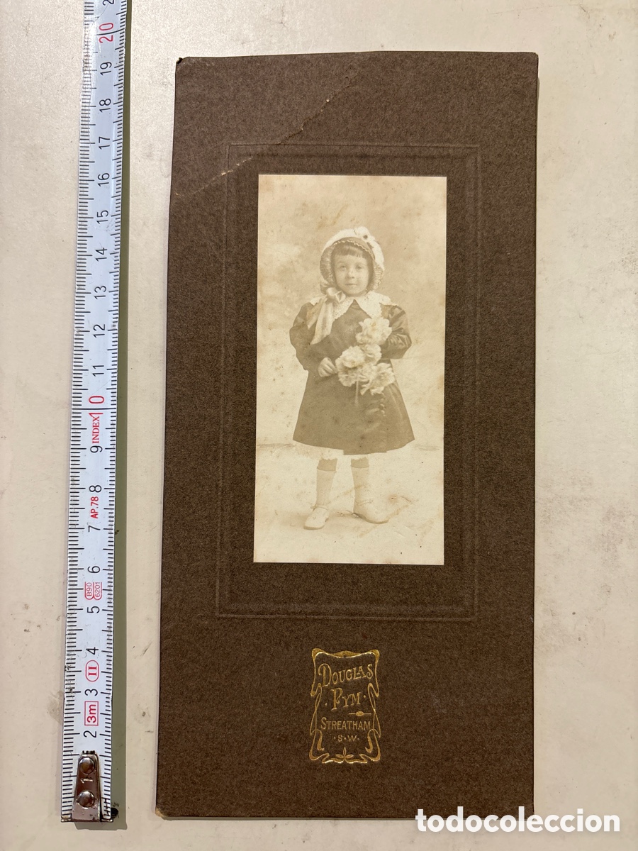 Antique Photography: FOTO ALBUMINA. MU&Ntilde;ECA CON SU MU&Ntilde;ECA. DOUGLAS PYM, STREATHAM. S. W.