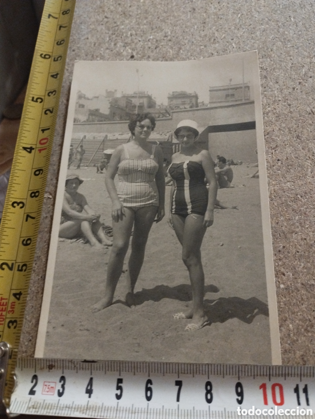 Antique Photography: D&iacute;a en la playa verano del 1961, con ba&ntilde;adores de la &eacute;poca