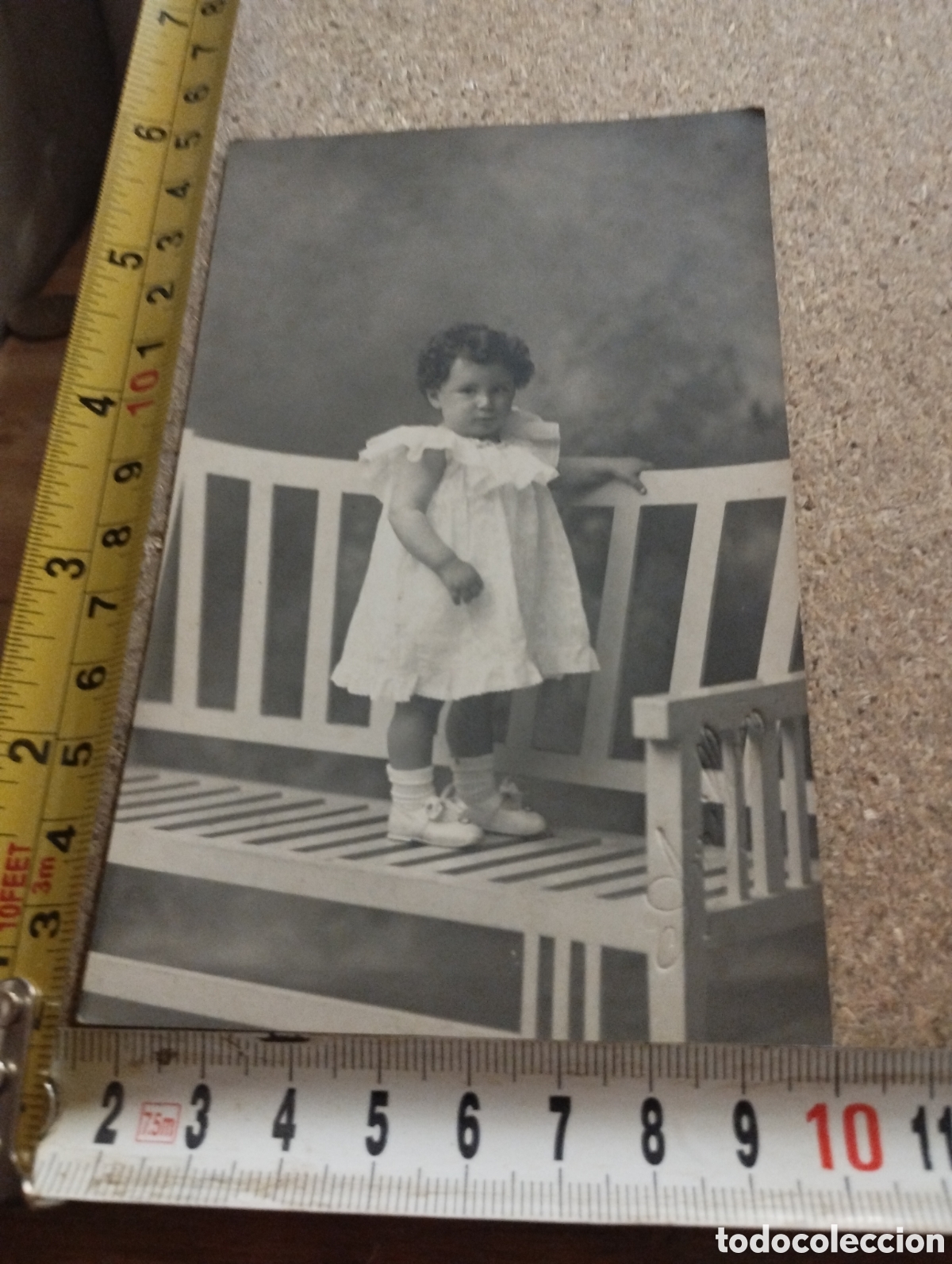 Antique Photography: Fotograf&iacute;a de una ni&ntilde;a en un banco a&ntilde;os 30