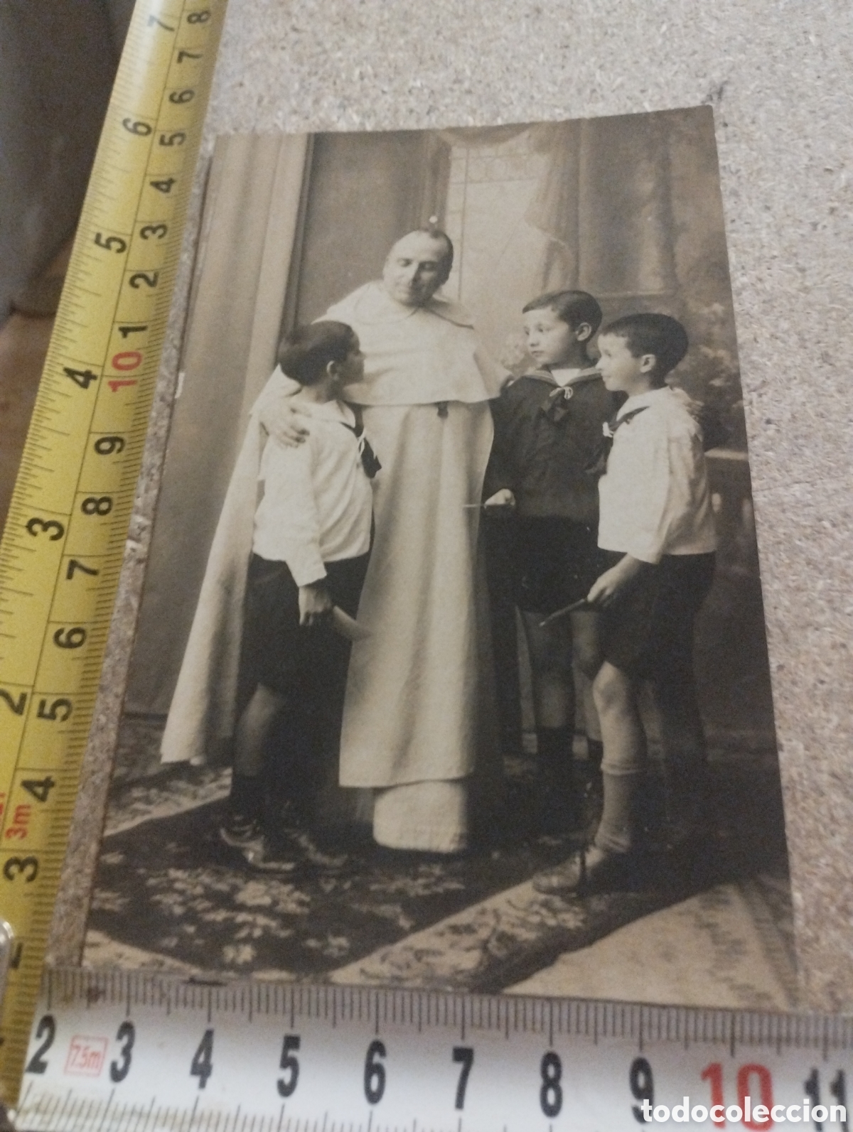 Antique Photography: Ni&ntilde;os con un p&aacute;rroco o cura a&ntilde;os 20