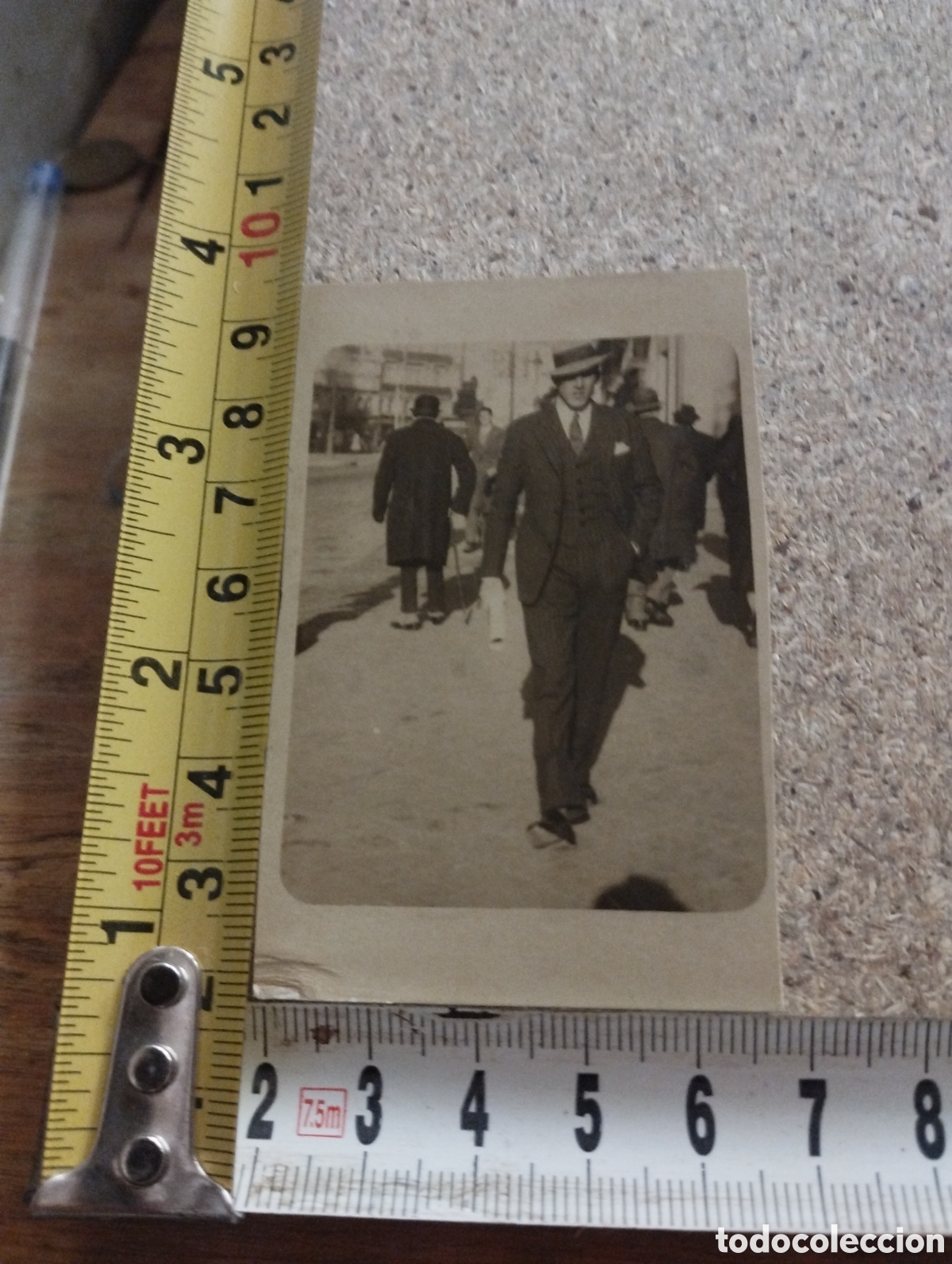 Fotografia antica: Fotograf&iacute;a de los a&ntilde;os 20 se&ntilde;or paseando