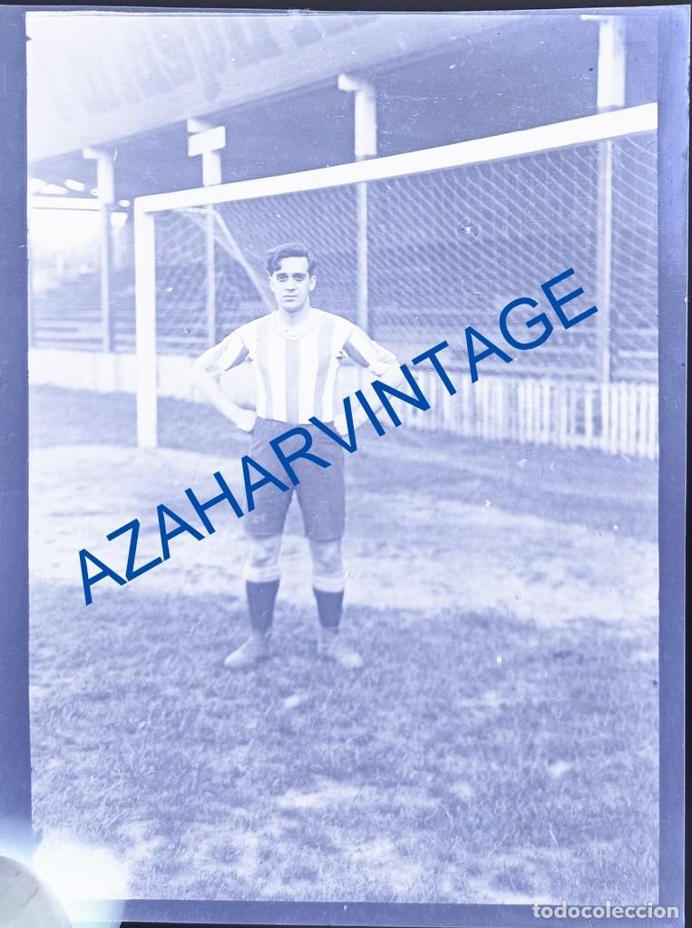 Fotografia antica: ANTIQUISIMO NEGATIVO EN CELULOIDE, JUGADOR DE FUTBOL