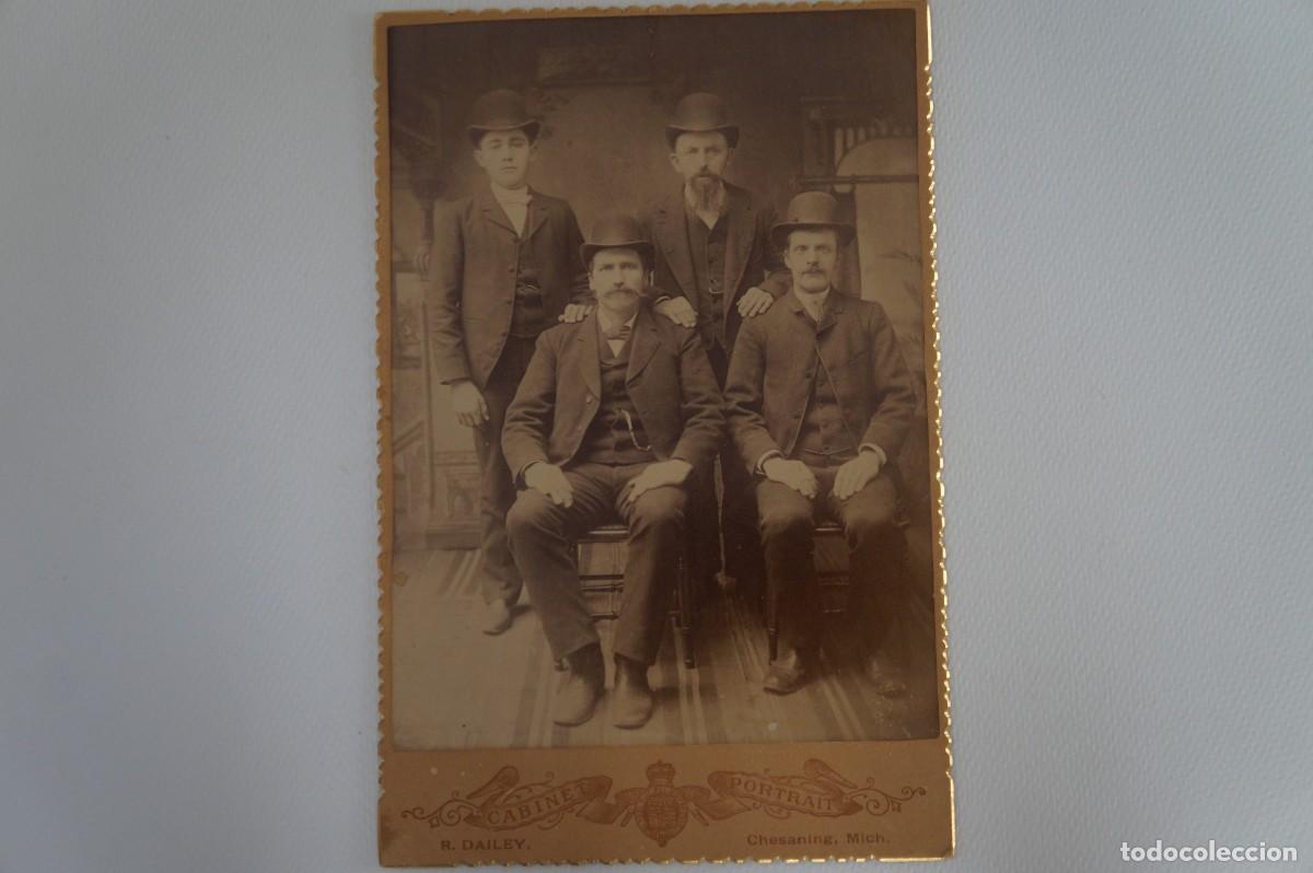 Fotografia antica: Fotograf&iacute;a en antigua en blanco y negro. Retrato de cuatro hombres. Cabinet Portrait.