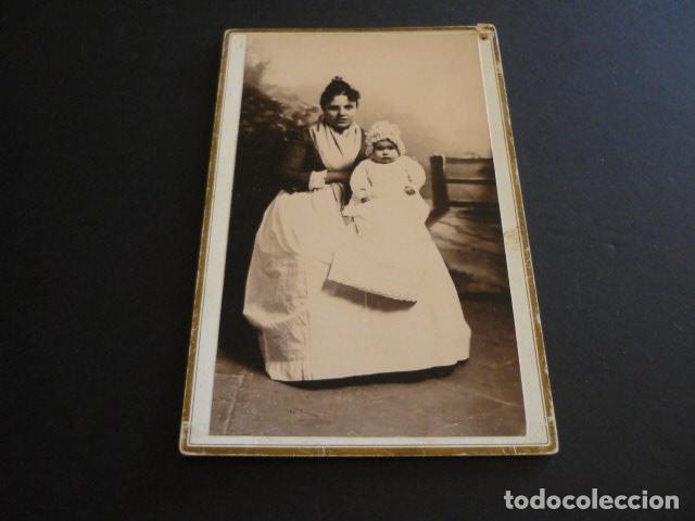 Fotograf&iacute;a antigua: RETRATO DE AMA DE CRIA NI&Ntilde;ERA NODRIZA CON BEBE ALBUMINA H. 1890 10,5 X 16 CM