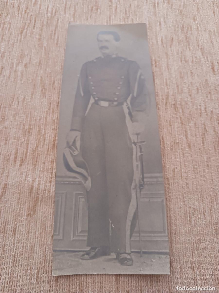 Fotografia antiga: militar ignoro personaje
