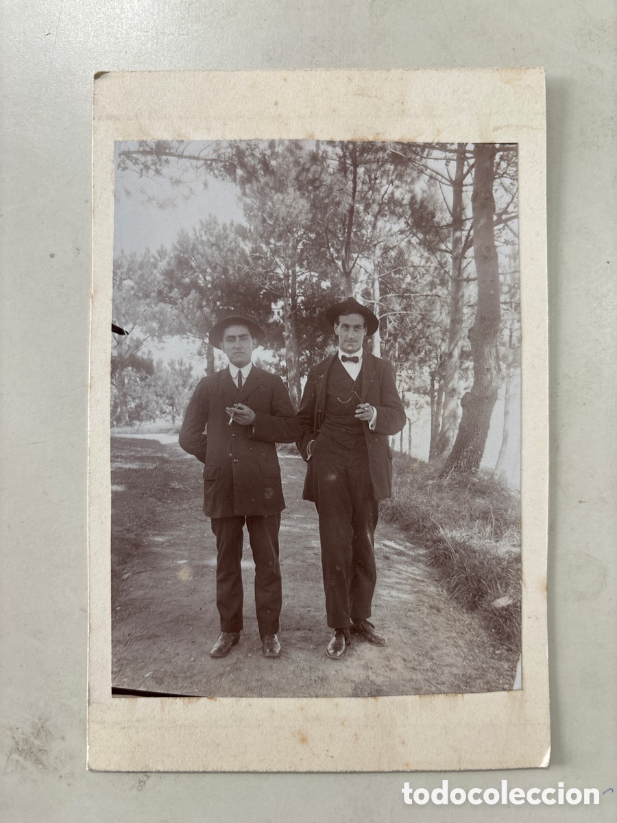 Antique Photography: FOTO. DOS AMIGOS, UN PASEO Y UN BUEN CIGARRO. FOT&Oacute;GRAFO?