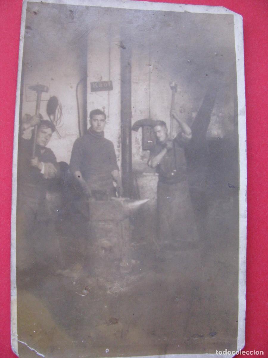 Fotografia antica: ANTIGUA FOTO DE UN TALLER DE HERRERIA. 14X9 CM.