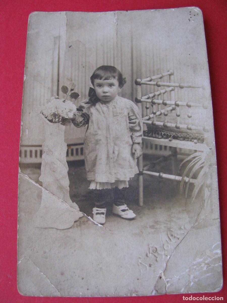 Fotografia antica: ANTIGUA FOTO DE UN BEBE. TIENE DESPERFECTOS. 14X9 CM.
