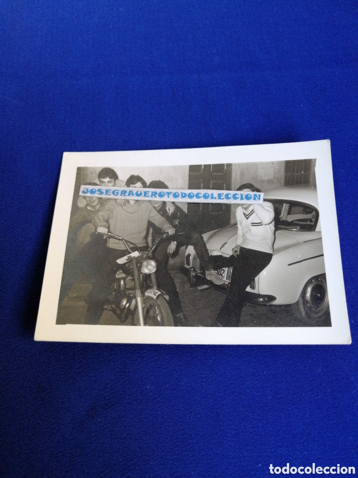 Alte Fotografie: MOTO Y COCHE ANTIGUO CON MODELOS A&Ntilde;O 1969 FOTOGRAF&Iacute;A ANTIGUA