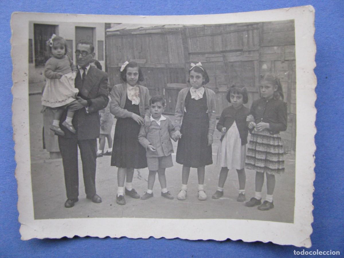 Antique Photography: FOTO DE MALAGA. UN HOMBRE CON NI&Ntilde;OS. DETRAS ESCRITA MARTINEZ MALDONADO 28. 7,5X6 CM.