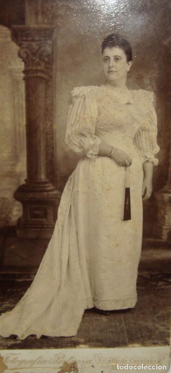 Fotografia antica: Antigua fotograf&iacute;a. Alb&uacute;mina. Dama espa&ntilde;ola en Filipinas. Fot&oacute;grafo PERTIERRA-Manila (20,5 x 10 cm)