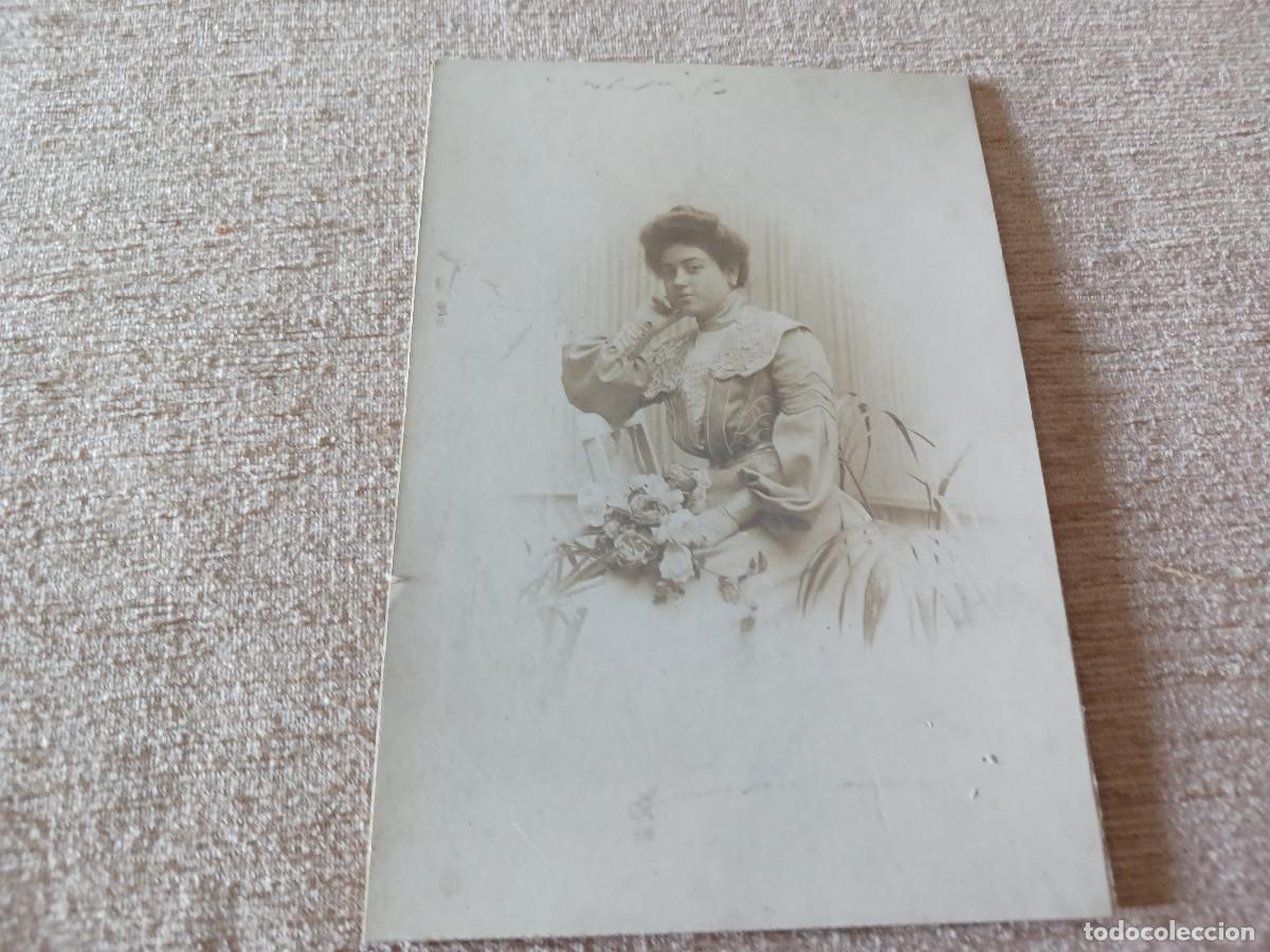 Fotografia antica: fotografia de se&ntilde;ora con ramo de rosas, foto Napoleon, en carton duro