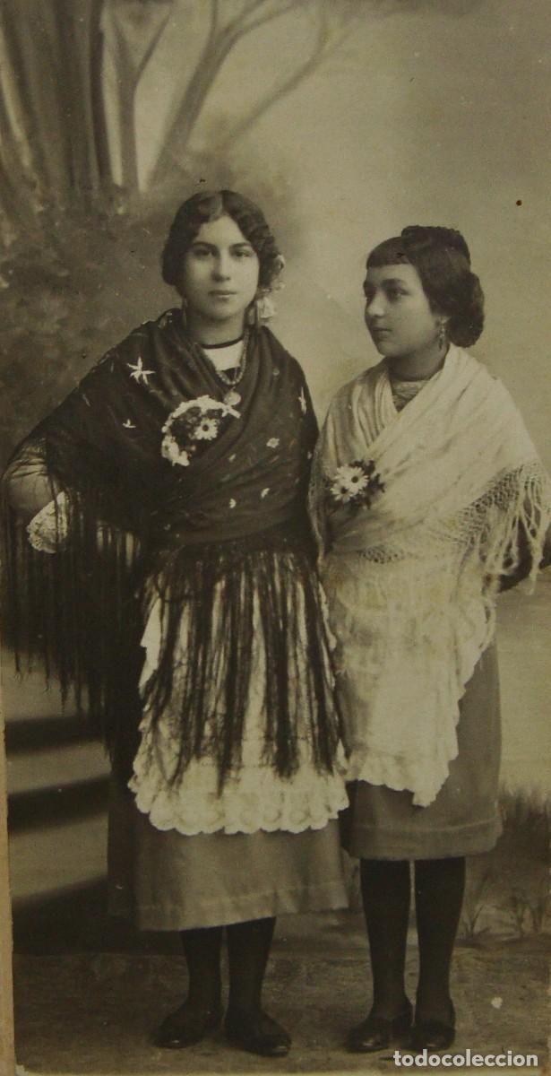 Fotograf&iacute;a antigua: Antigua fotograf&iacute;a. Hacia 1900. Con trajes regionales.