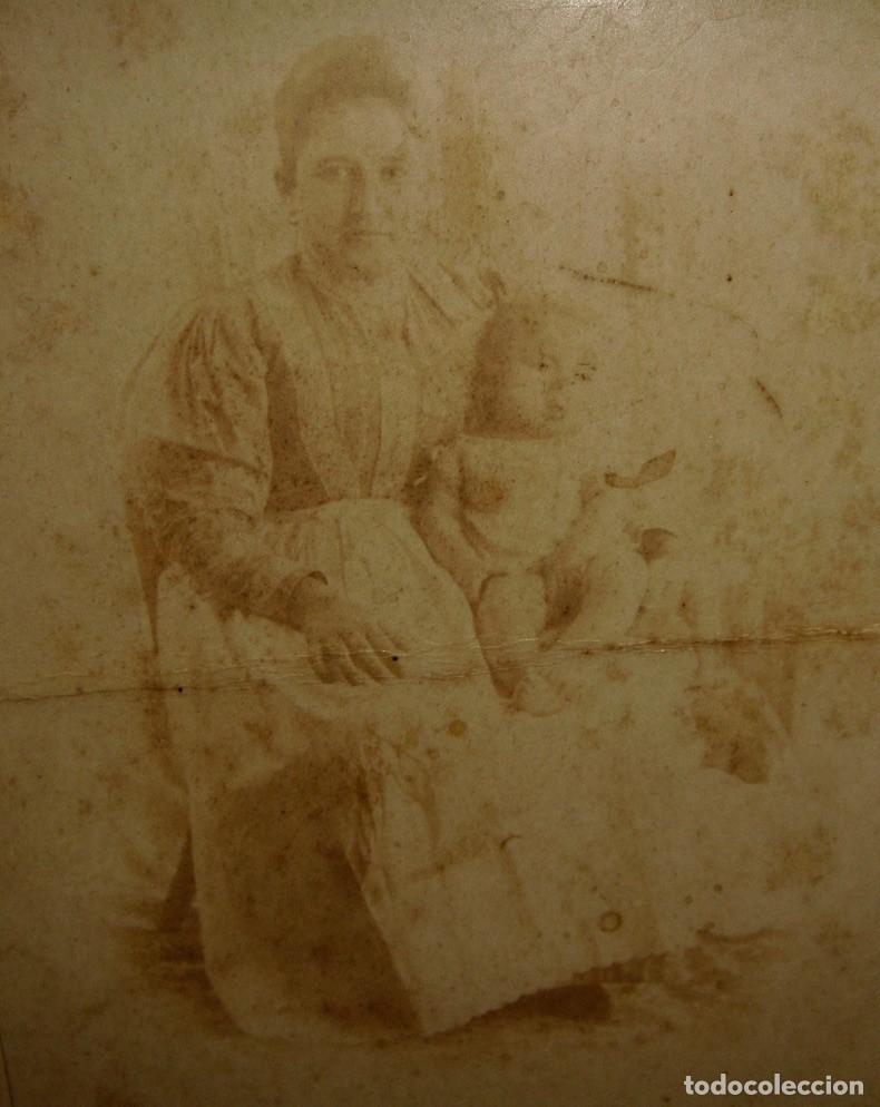 Fotografia antica: Antigua fotograf&iacute;a de alb&uacute;mina. Hacia 1870. (17 x 11 cm)