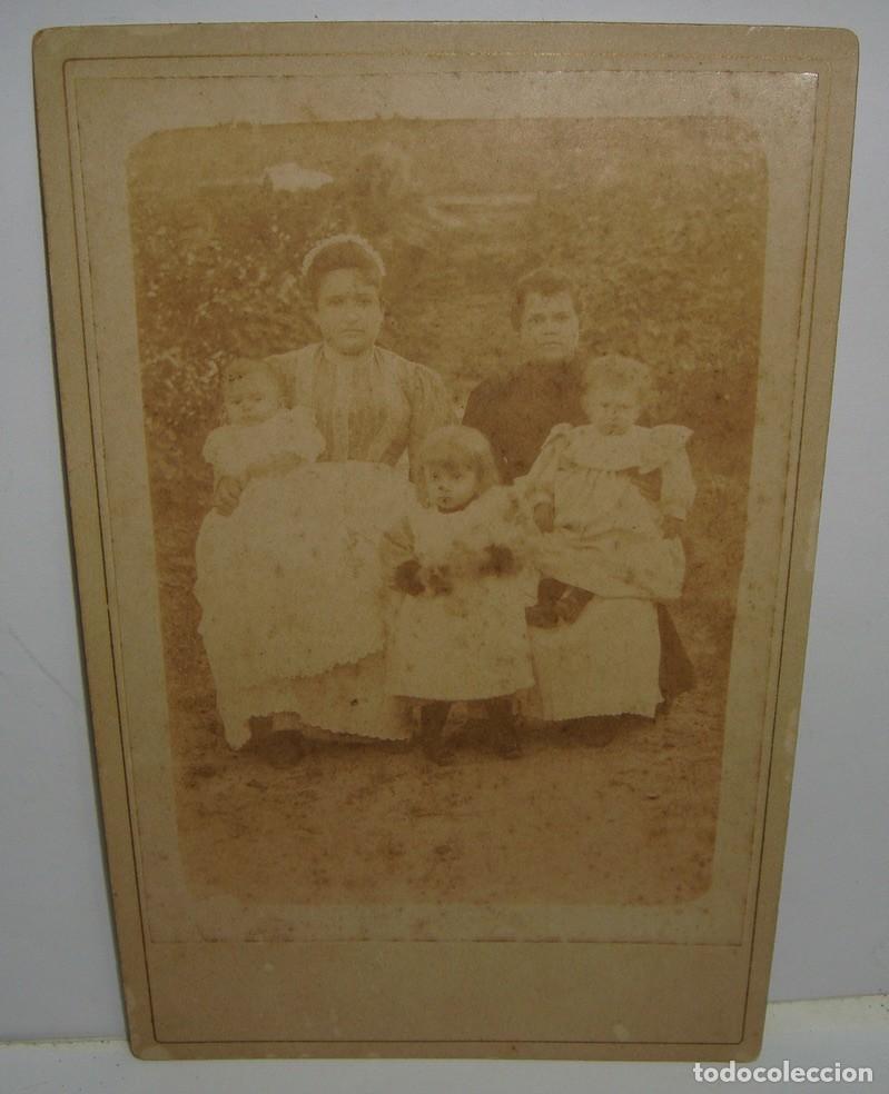 Fotografia antica: Antigua fotograf&iacute;a de alb&uacute;mina. Hacia 1870. (17 x 10,5 cm)
