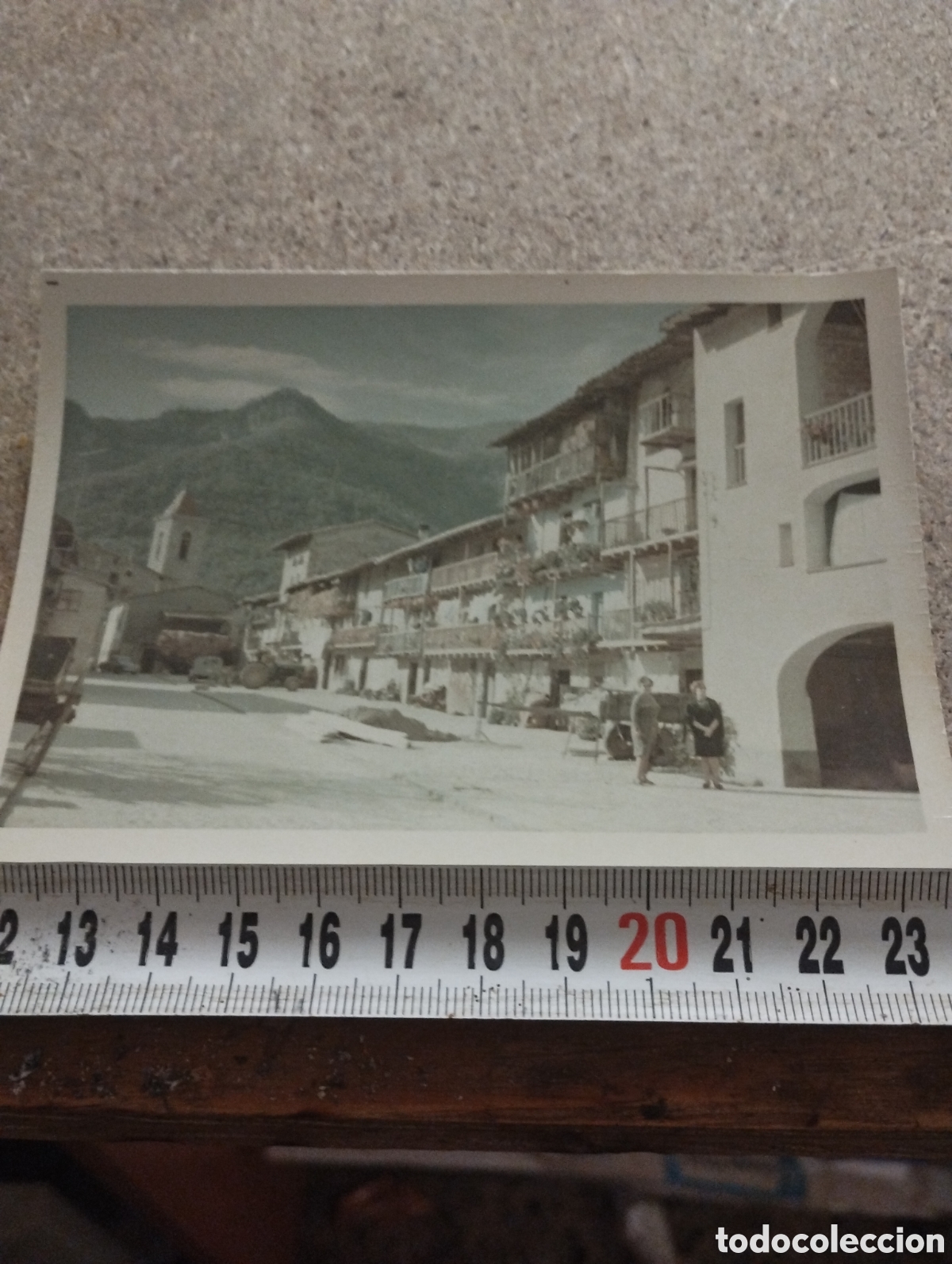 Fotografia antica: Fotograf&iacute;a de San Esteve d'bas calle y iglesia al fondo a&ntilde;os 60