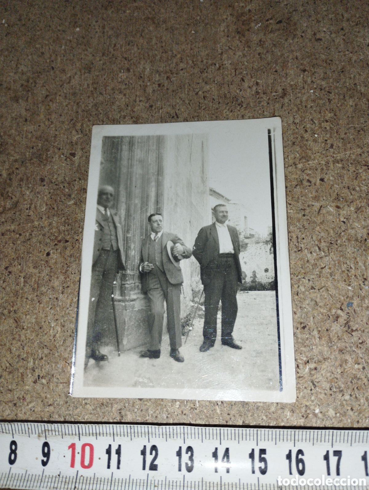 Fotografia antica: Fotograf&iacute;a de tres personajes en la puerta de la iglesia de Arenys de Munt a&ntilde;os 50