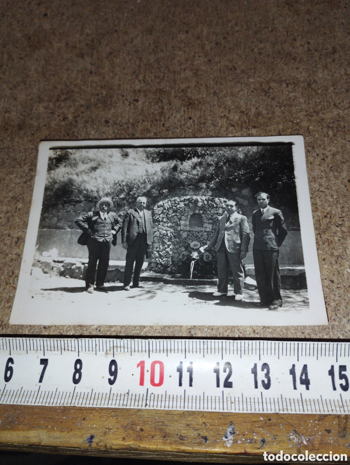 Fotografia antica: Fotograf&iacute;a de 4 amigos posando en la Fuente de Viladrau 1931
