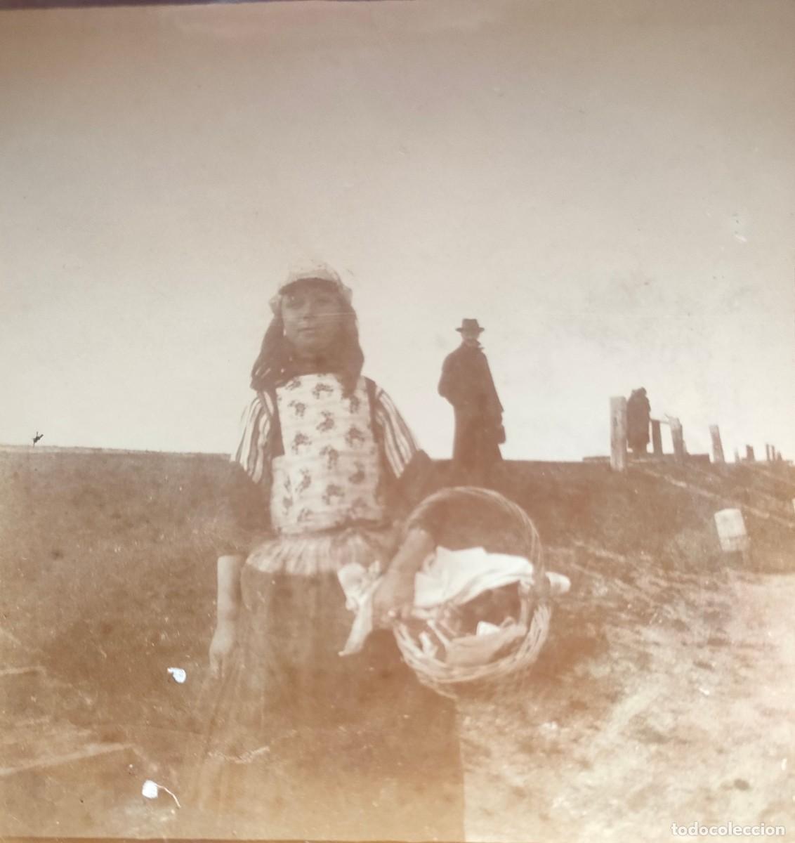 Fotografia antica: ALBUMINA HOLANDA NI&Ntilde;A CON CESTA TAMA&Ntilde;O 9 X 9 CM.