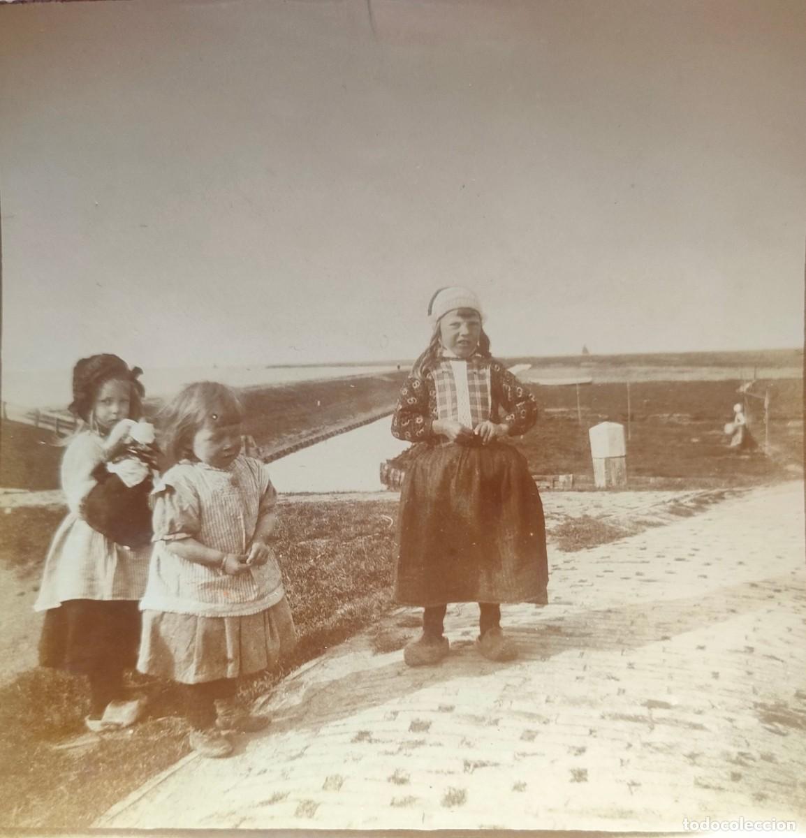 Fotografia antica: ALBUMINA HOLANDA NI&Ntilde;OS CON ZUECOS TAMA&Ntilde;O 9 X 9 CM.