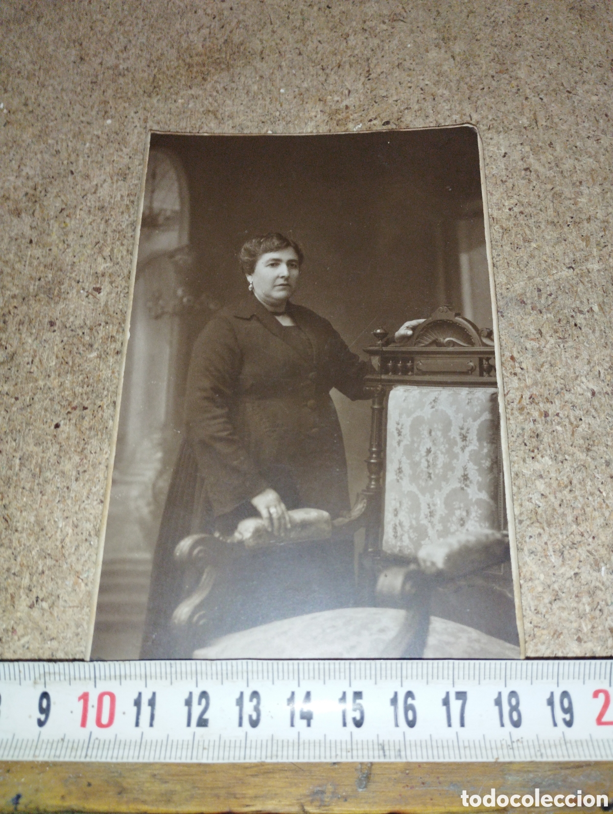 Fotografia antica: Fotograf&iacute;a de una se&ntilde;ora con una silla de los a&ntilde;os 20