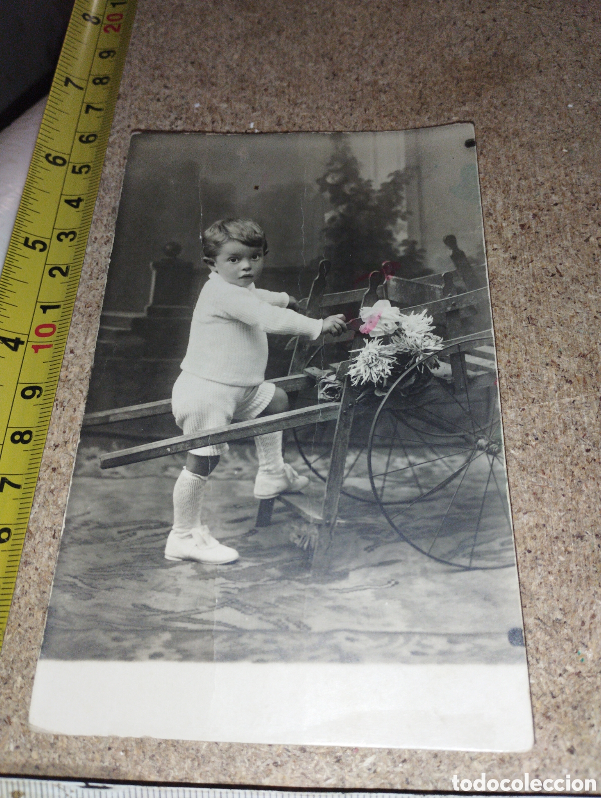 Antique Photography: Fotograf&iacute;a ni&ntilde;o. Con carro y flores