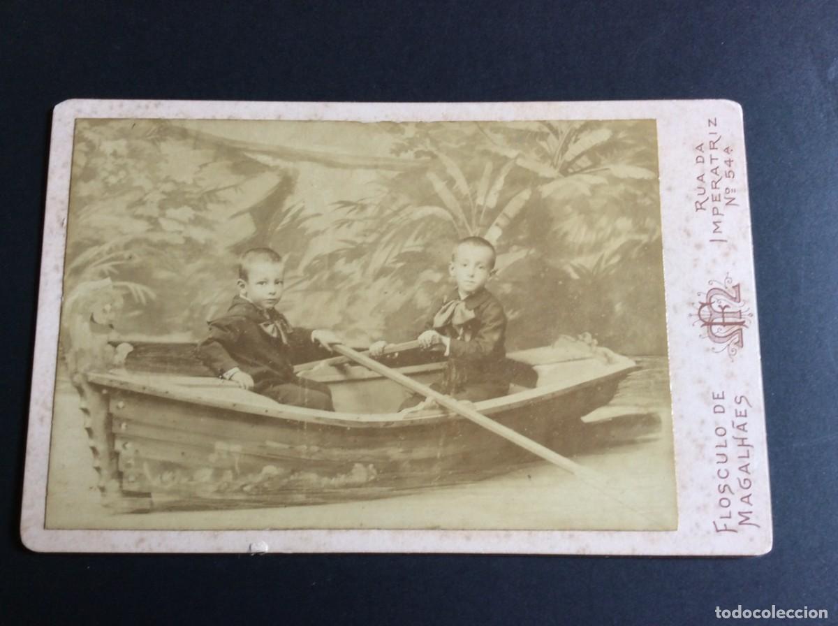 Antique Photography: Fotografia de crian&ccedil;as, estampada em cart&atilde;o com orla dourada. Com dedicat&oacute;ria datada de 1895
