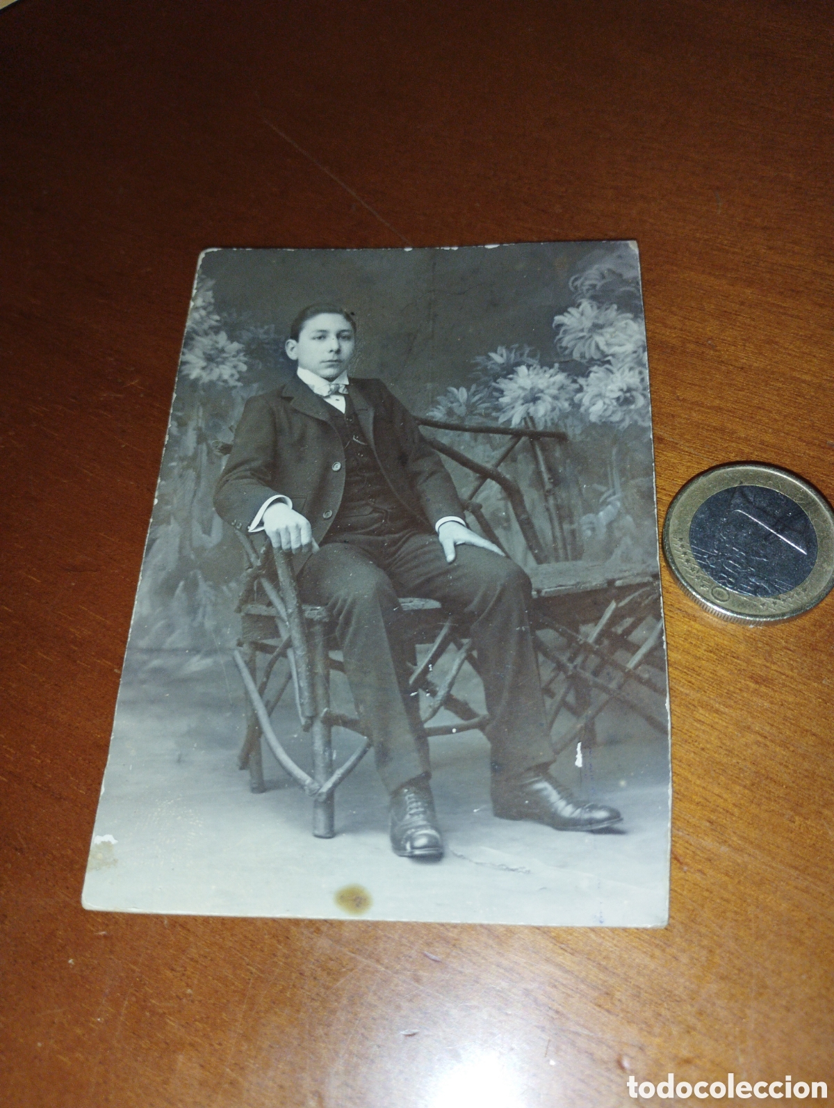 Antique Photography: Antigua fotograf&iacute;a de un joven en una silla a&ntilde;o 1900 - 1910