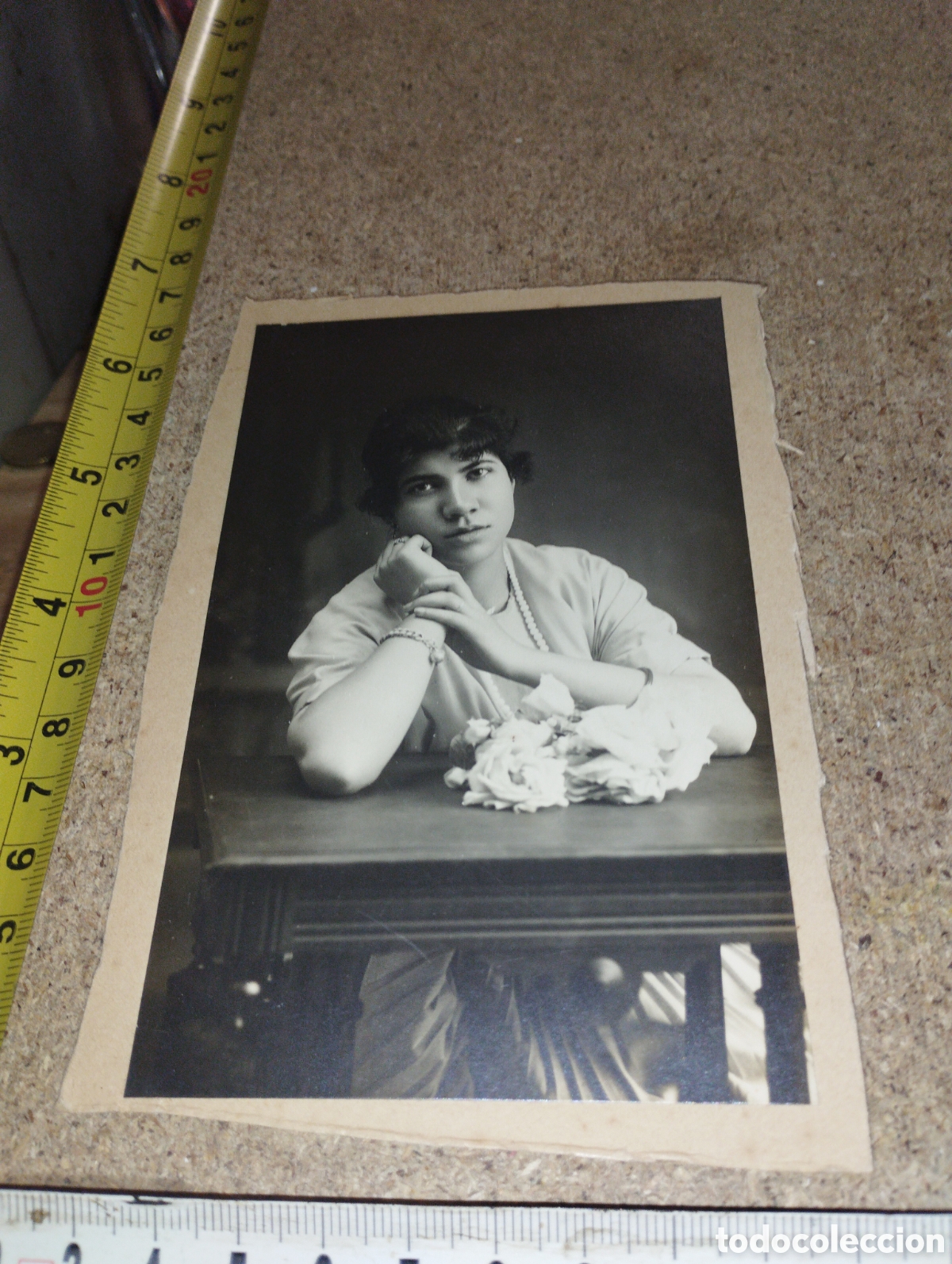 Antique Photography: Fotograf&iacute;a de una joven en una mesa con Ram&oacute;n de flores