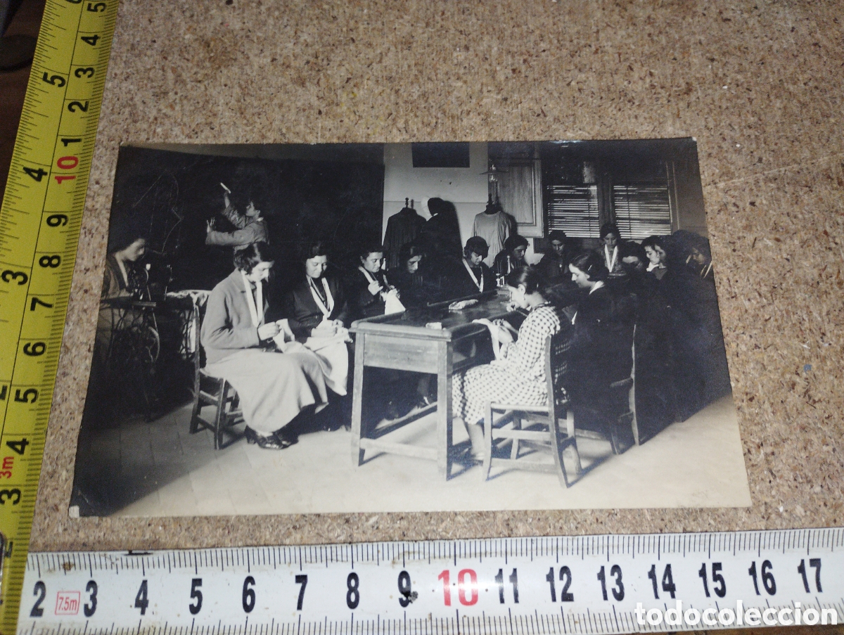 Antique Photography: Fotograf&iacute;a de un grupo de mujeres cosiendo a&ntilde;os 20