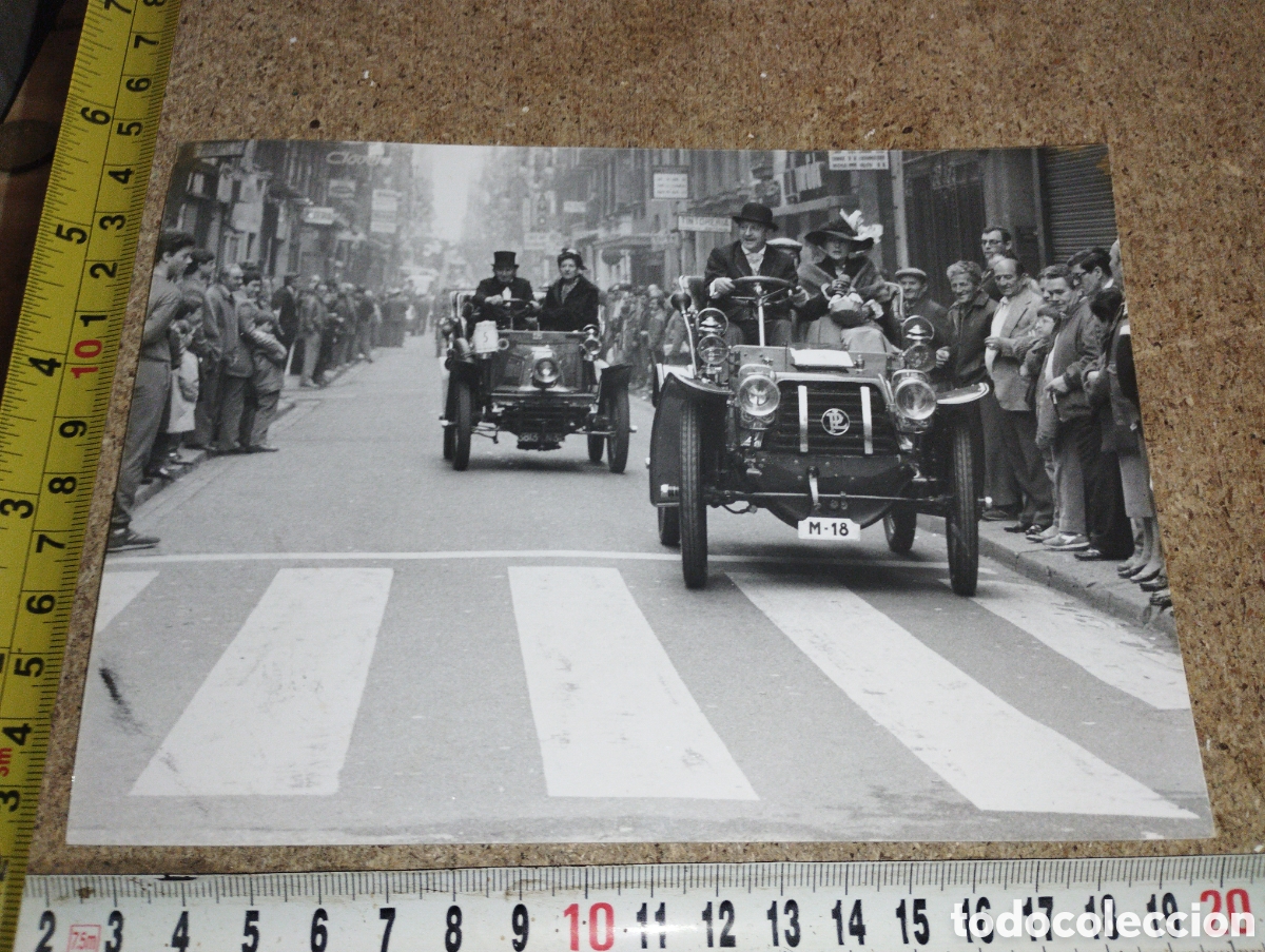 Antique Photography: Fotograf&iacute;a de un desfile de coches antiguos