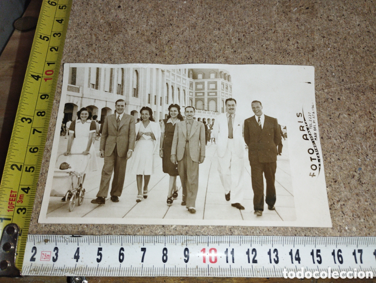 Antique Photography: Fotograf&iacute;a de varios amigos en la calle 1944
