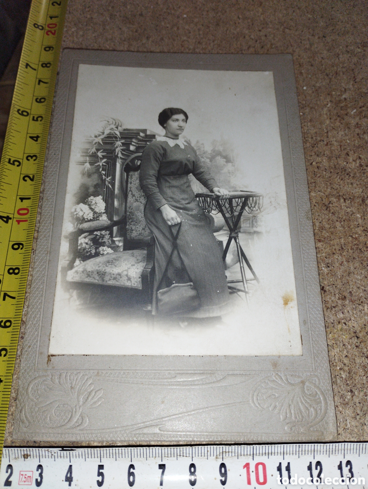 Antique Photography: Antigua Fotograf&iacute;a de una Se&ntilde;ora apoyada en un sill&oacute;n