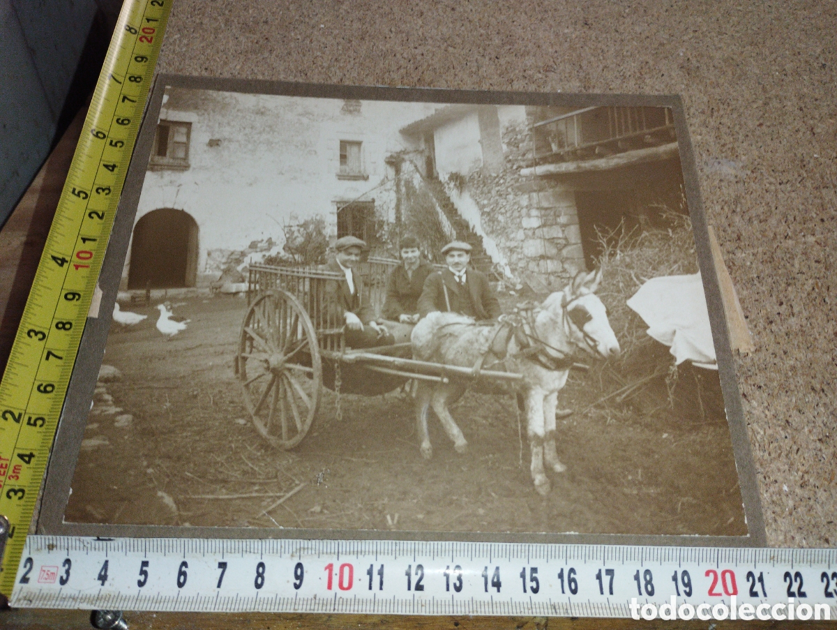 Fotografia antica: Fotograf&iacute;a de la mas&iacute;a, el carro con el burro y los tres pasajeros a&ntilde;os 20