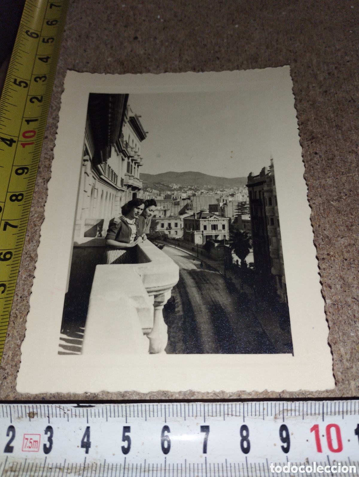 Fotografia antica: Fotograf&iacute;a Se&ntilde;oritas de casa pudiente mirando por el balc&oacute;n a&ntilde;os 20 - 30