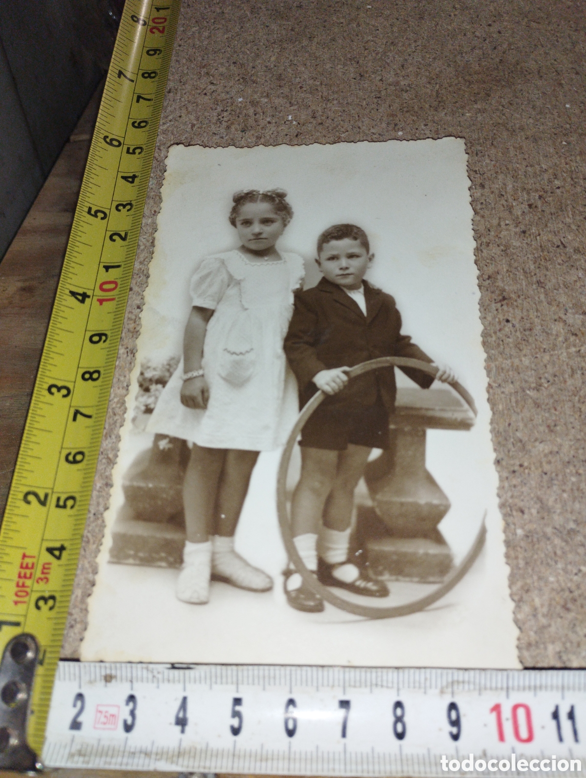 Fotografia antica: Fotograf&iacute;a de dos hermanos con el aro a&ntilde;os 20