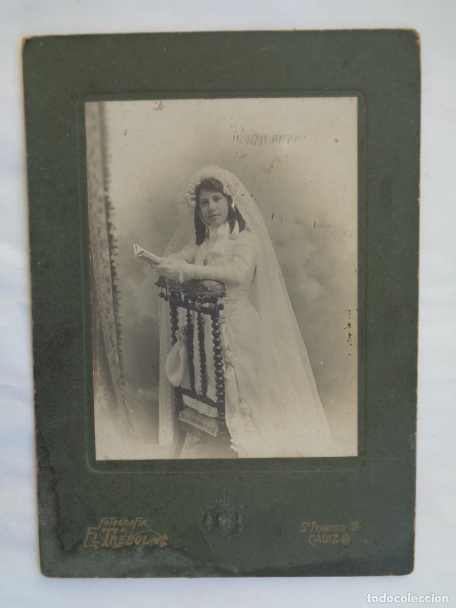 Fotografia antica: PRECIOSA FOTO DE ESTUDIO DE NI&Ntilde;A DE PRIMERA COMUNION. SIGLO XIX O PP. DEL XX . DE EL TREBOL, CADIZ