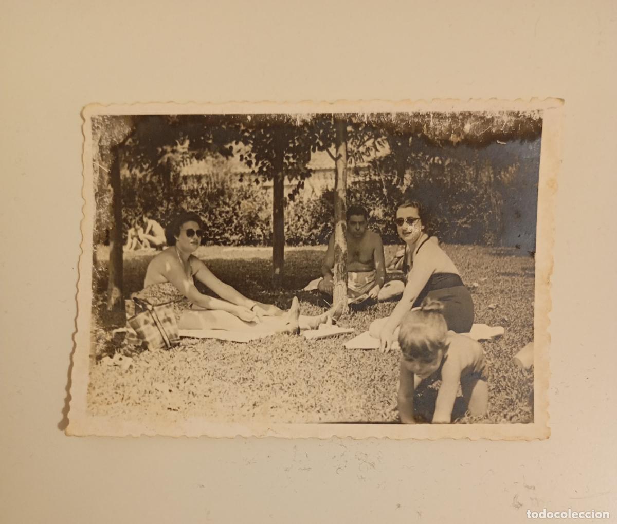 Fotografia antica: ANTIGUA FOTOGRAF&Iacute;A PERSONAS EN UNA PISCINA O JARD&Iacute;N. TDKP21K