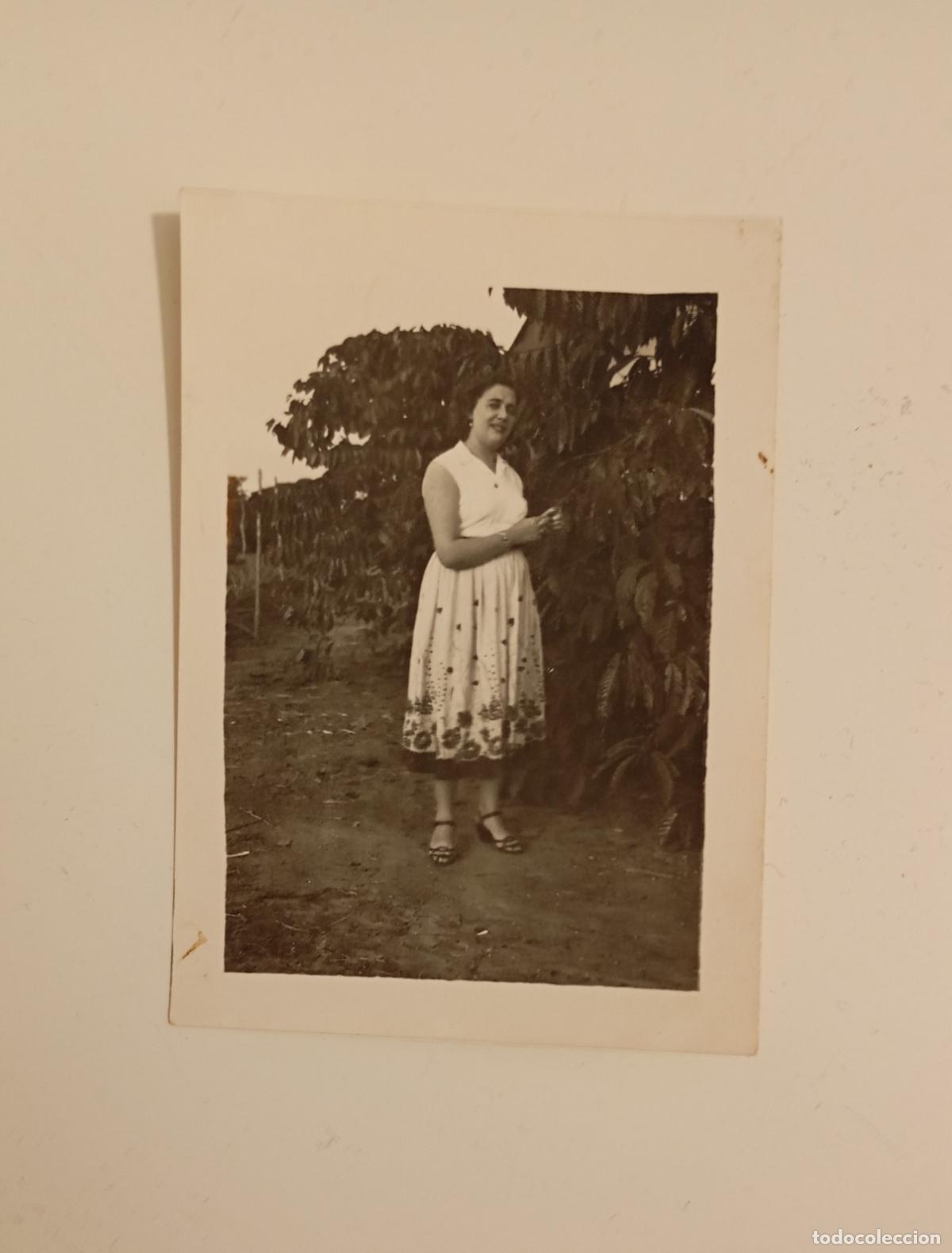 Fotografia antica: ANTIGUA FOTOGRAF&Iacute;A MUJER JUNTO A UN &Aacute;RBOL. TDKP21K