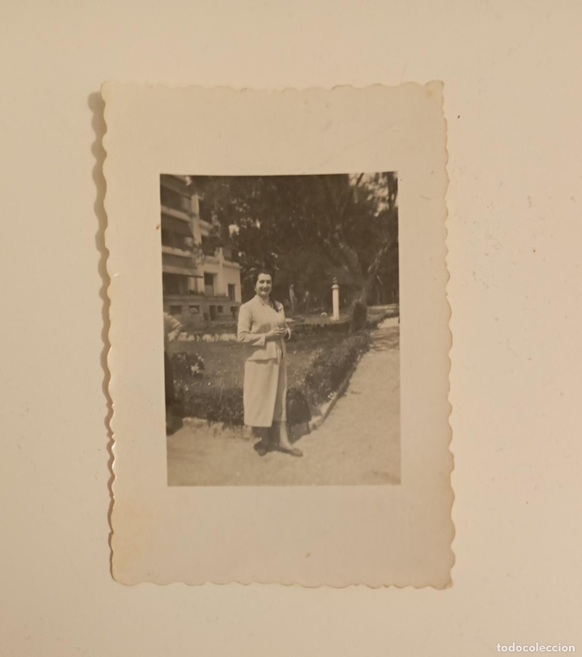 Fotografia antica: ANTIGUA FOTOGRAF&Iacute;A MUJER JUNTO A UN JARD&Iacute;N. TDKP21K