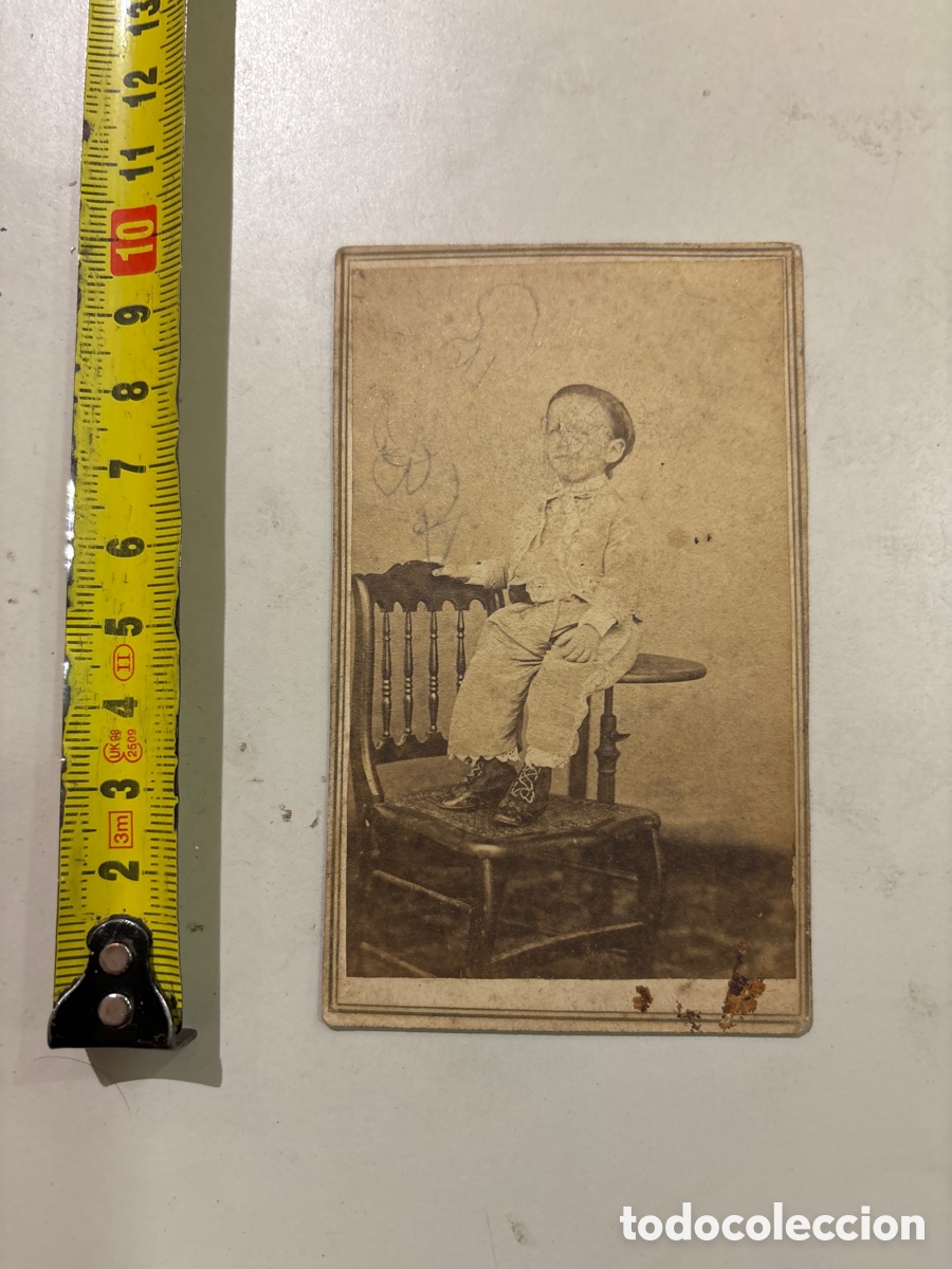 Fotografia antiga: FOTO ALBUMINA. EL PEQUE&Ntilde;O NICOLAS SOBRE LA SILLA Y SENTADO EN LA MESITA. FOT&Oacute;GRAFO?.!