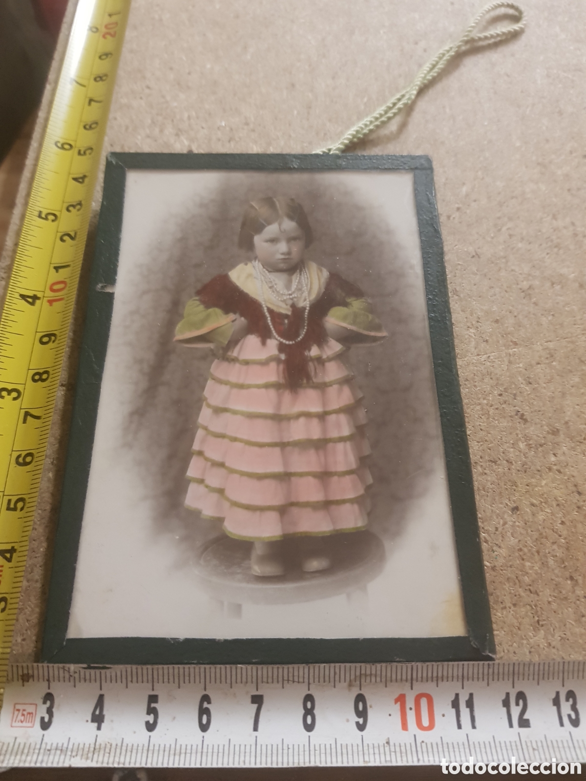 Fotografia antiga: Fotograf&iacute;a enmarcada en cristal de una ni&ntilde;a con traje t&iacute;pico de la &eacute;poca.