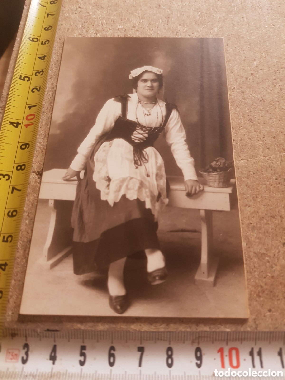 Fotografia antiga: Fotograf&iacute;a de una se&ntilde;orita con vestido t&iacute;pico de la &eacute;poca. 1900 aprox.